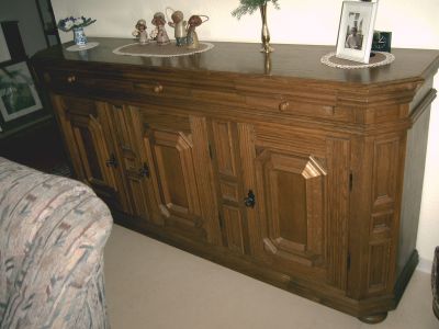 Ein Wohnzimmerschrank
